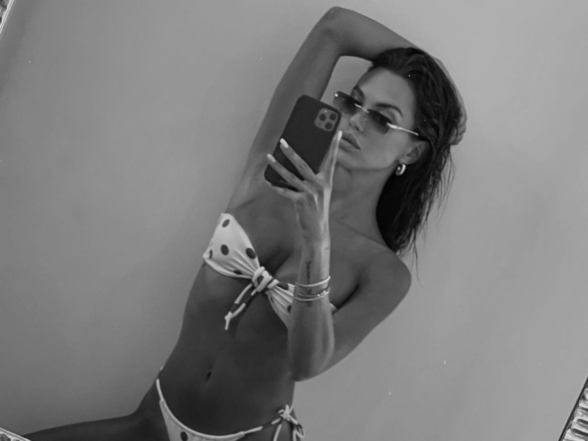 Caroline Donzella posiert für ein Spiegel-Selfie.