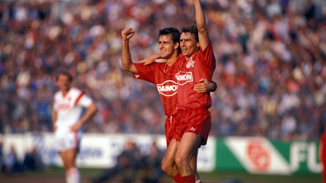 Pierre Littbarski (li.) und Thomas Allofs jubeln.