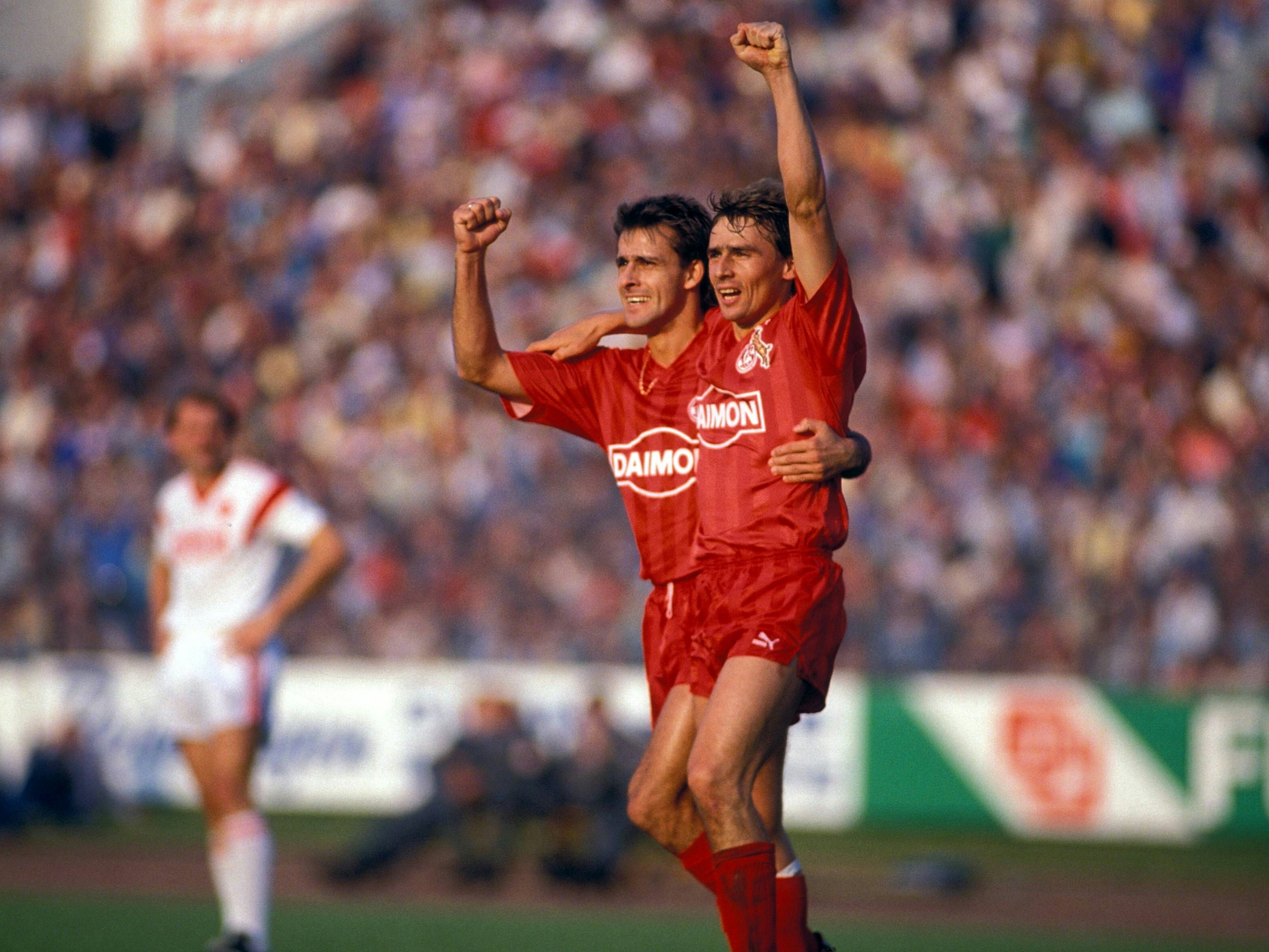 Pierre Littbarski (li.) und Thomas Allofs jubeln.