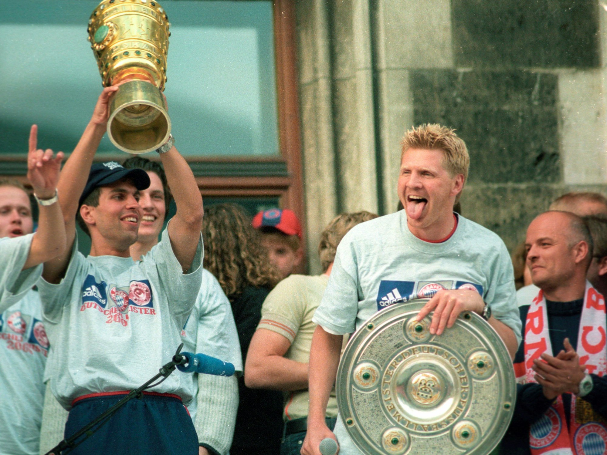Markus Babbel (l.) und Stefan Effenberg feiern auf dem Balkon am Marienplatz die Meisterschaft und den Pokalsieg.