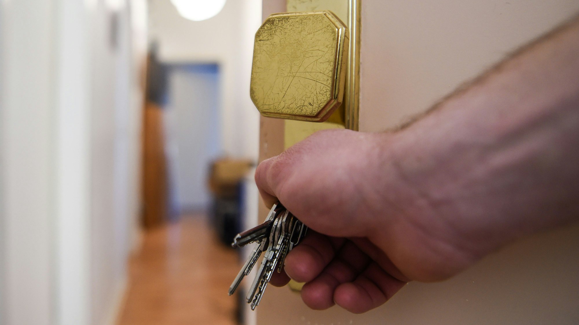Eine Tür wird geöffnet. In Köln-Buchheim wurde eine junge Frau an der Tür überfallen (Symbolfoto)