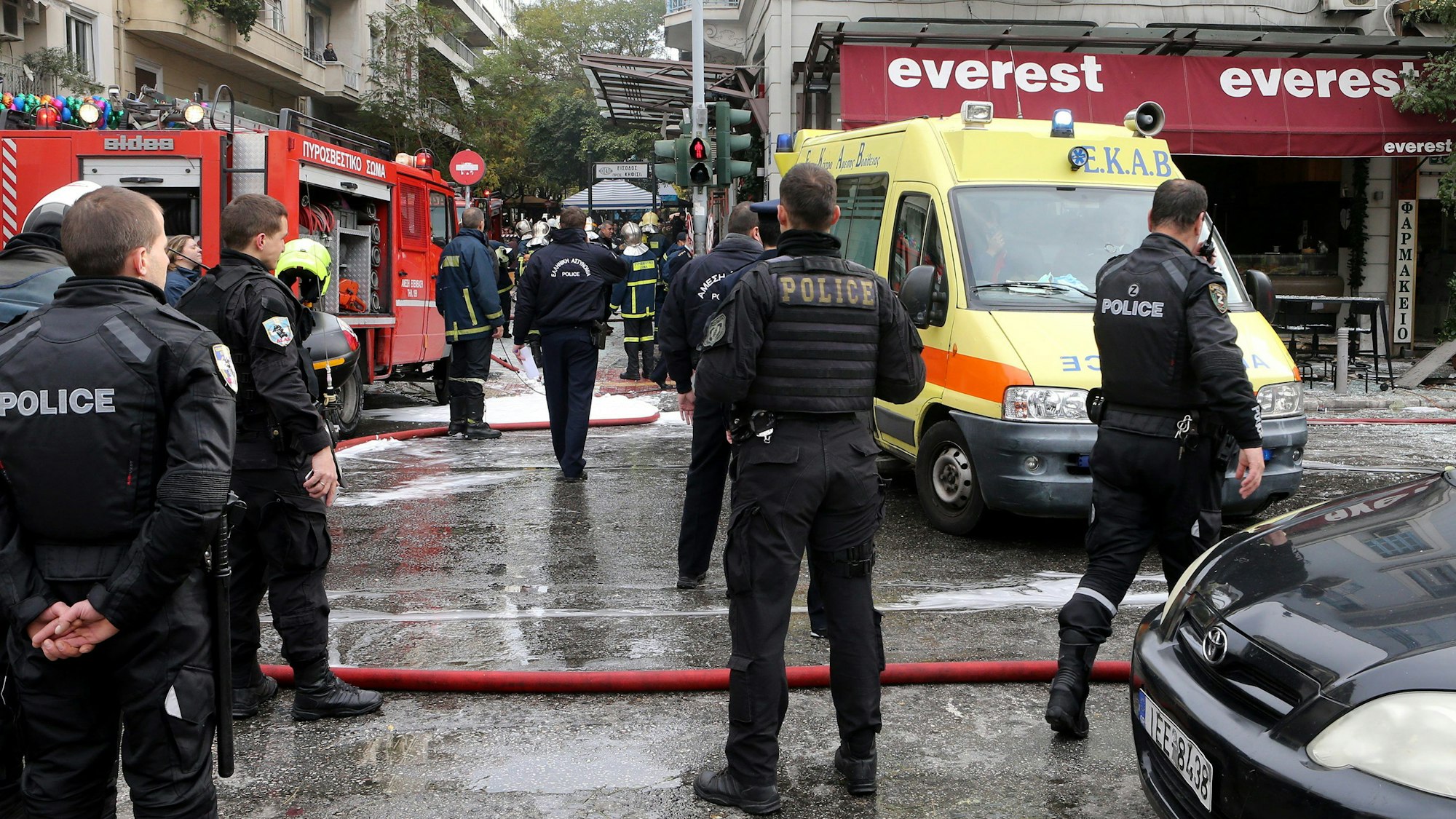 Griechische Einsatzkräfte bei einem Einsatz.