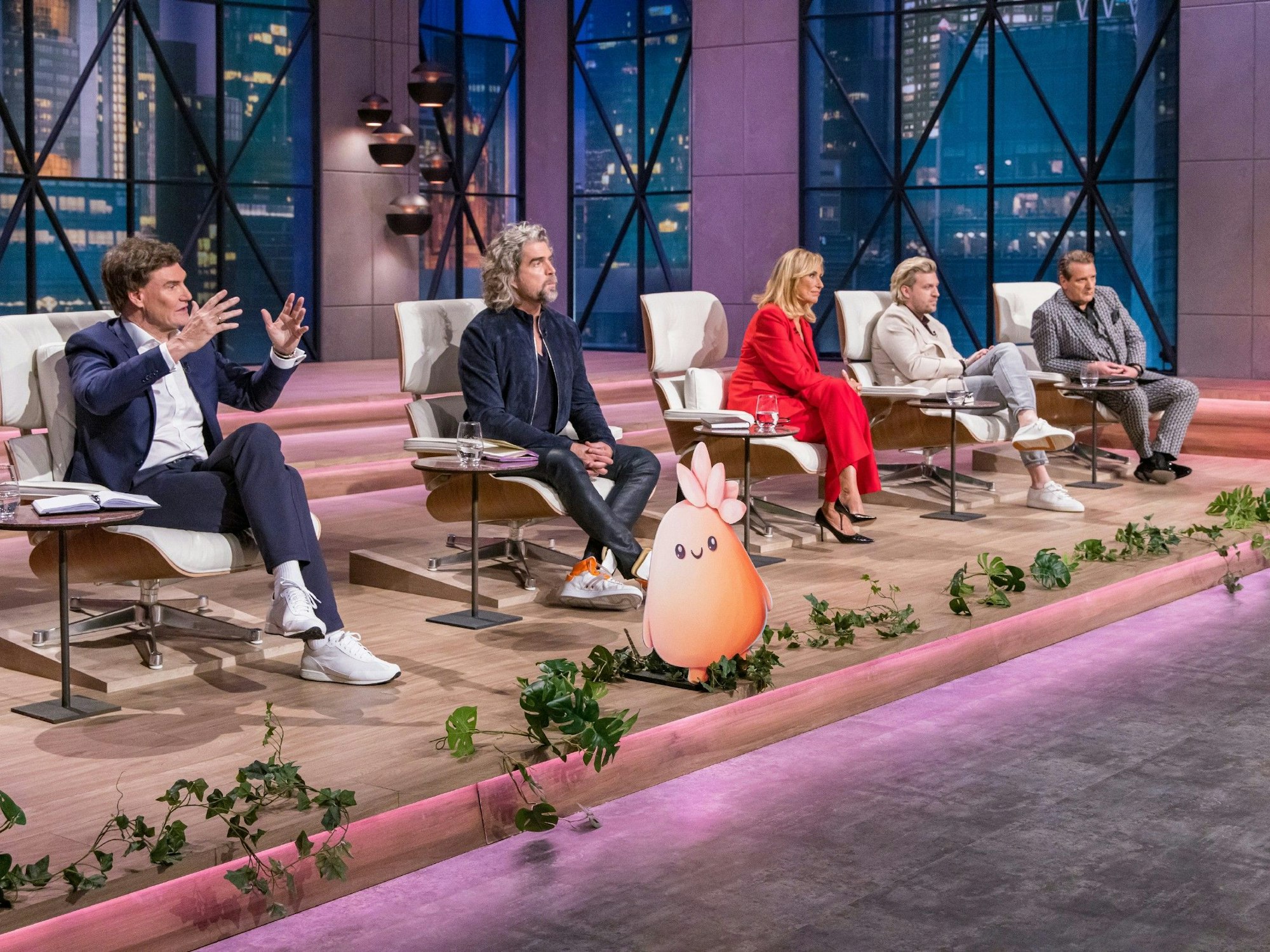 Carsten Maschmeyer, Nils Glagau, Dagmar Wöhrl, Tillman Schulz und Ralf Dümmel nehmen das Climate Action Game von „Zeedz“ genau unter die Lupe.