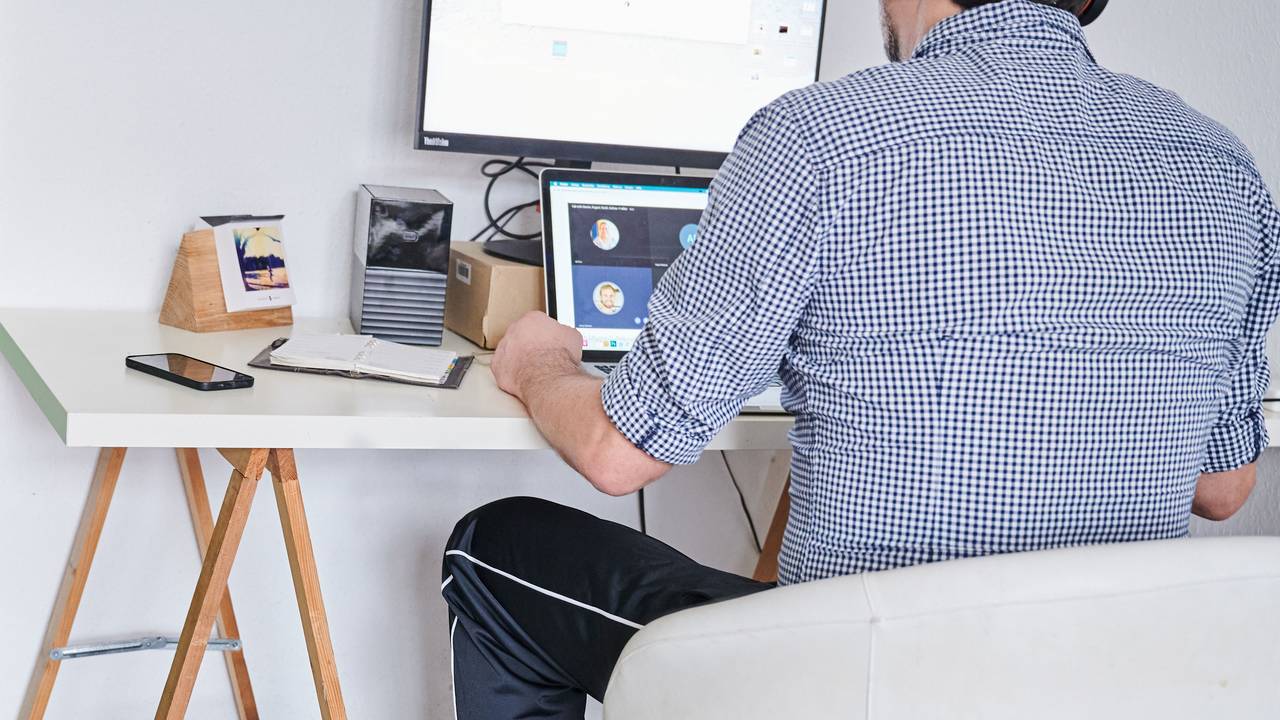 Ein Mann nimmt an einem Online-Meeting teil.