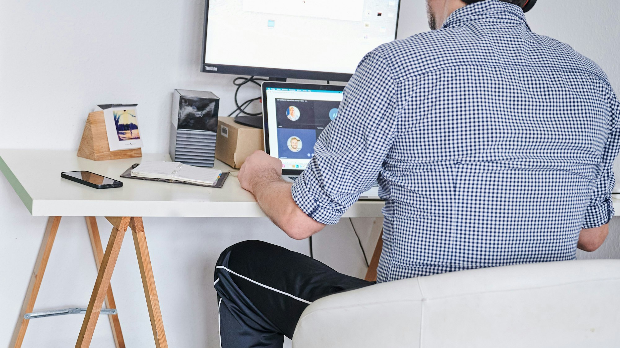 Ein Mann nimmt an einem Online-Meeting teil.