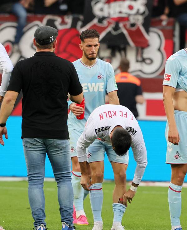 Der 1. FC Köln verlässt mit hängenden Köpfen den Platz in Leverkusen.