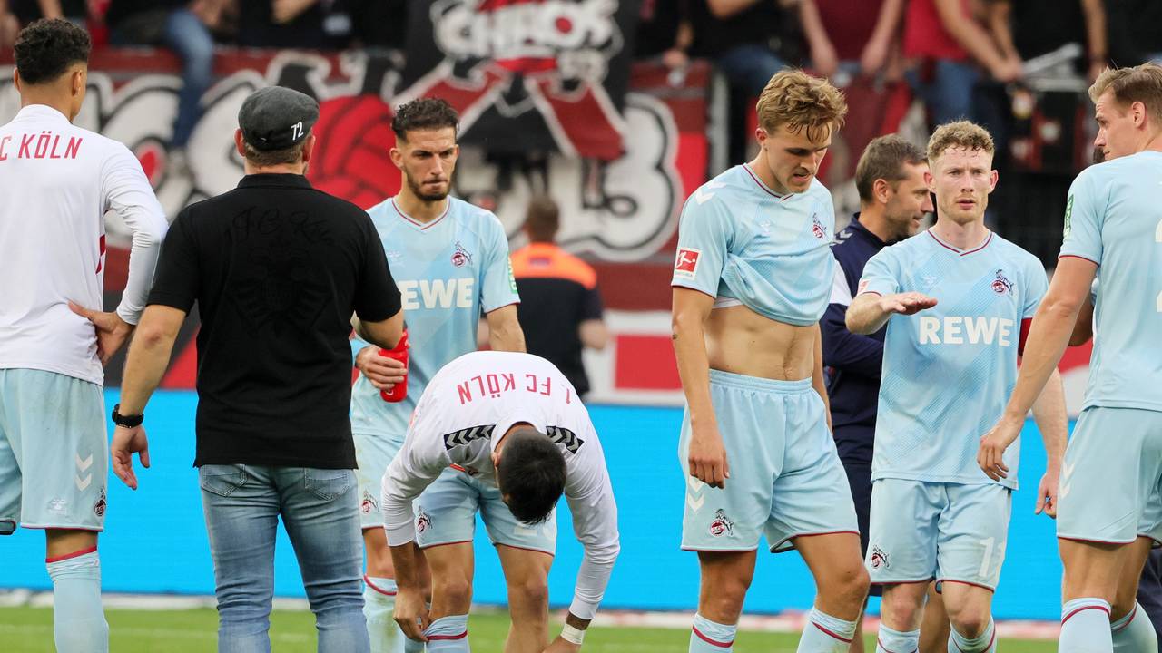 Der 1. FC Köln verlässt mit hängenden Köpfen den Platz in Leverkusen.