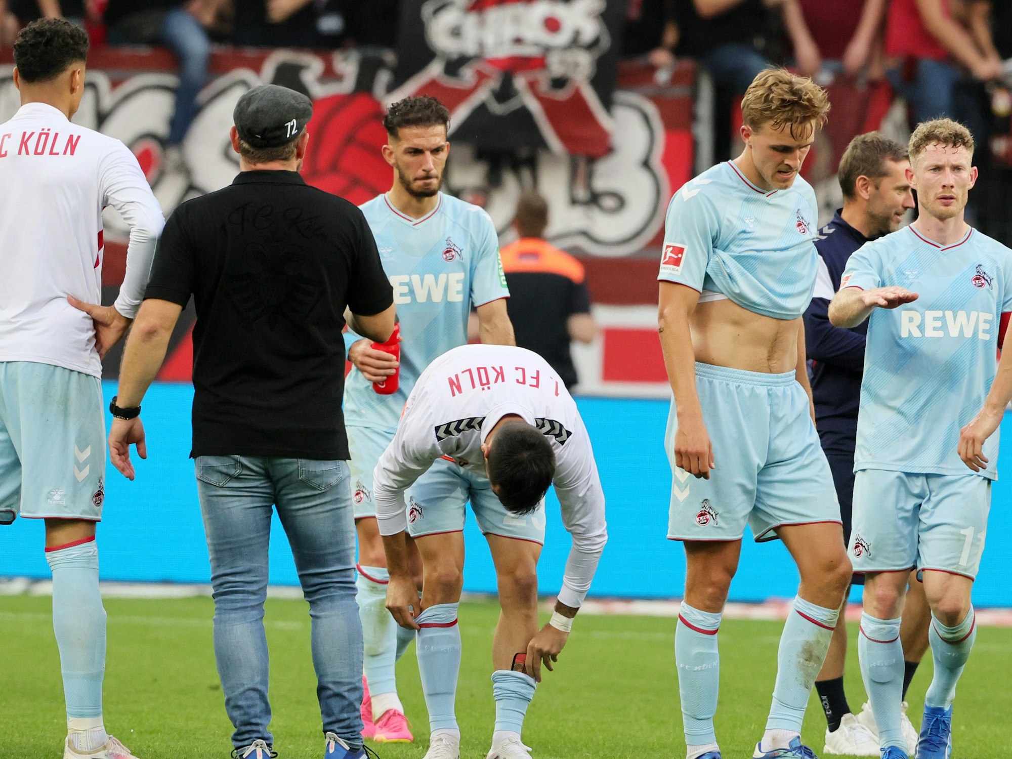 Der 1. FC Köln verlässt mit hängenden Köpfen den Platz in Leverkusen.