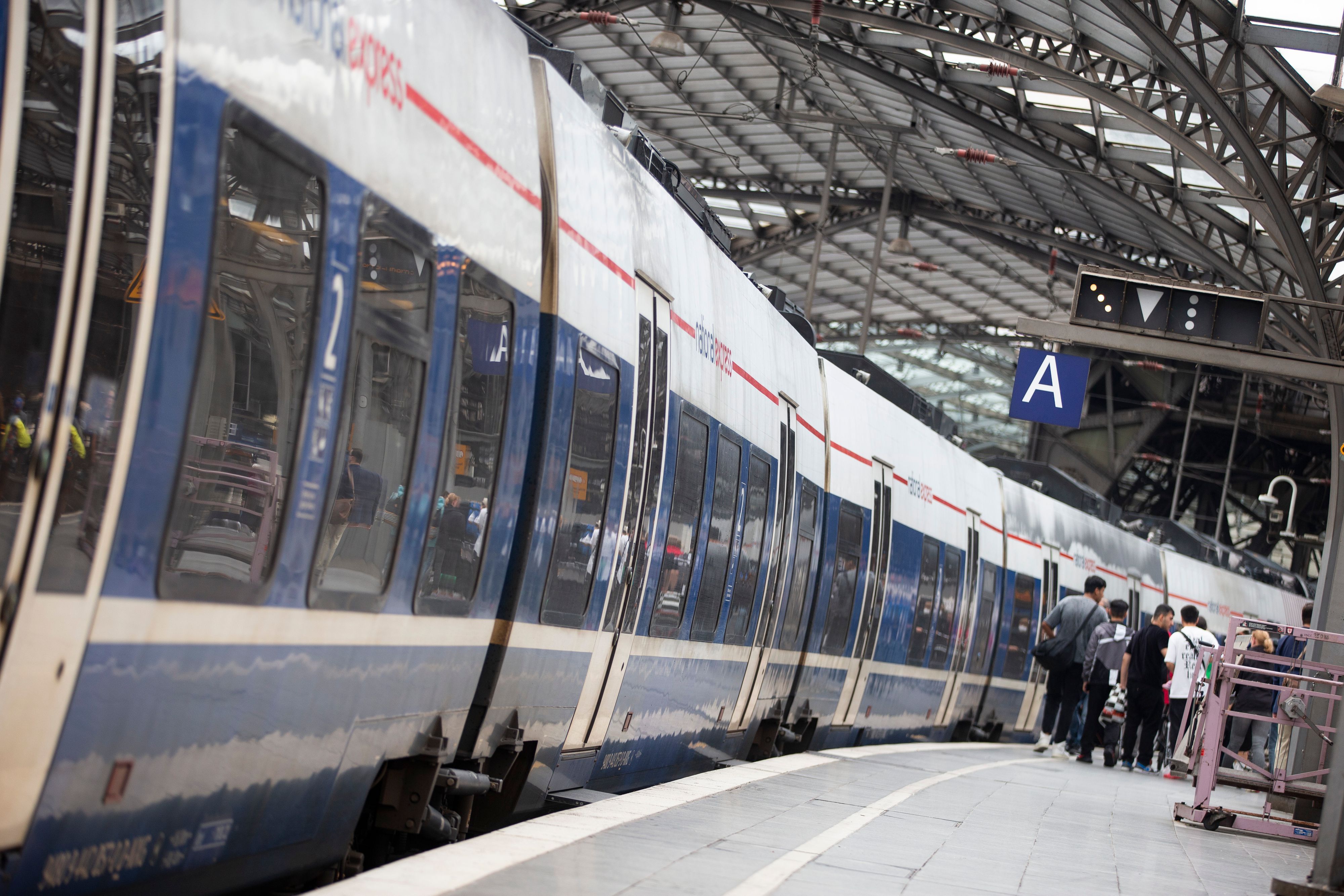 Ein National-Express Zug steht im Kölner Hauptbahnhof.