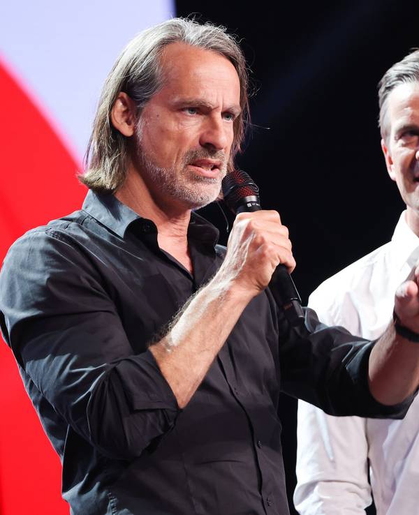 Markus Lanz (r), Moderator und Journalist, und Richard David Precht, Philosoph und Publizist, bei einem Gespräch auf einer Bühne der Digital-Messe Online Marketing Rockstars OMR in den Messehallen.