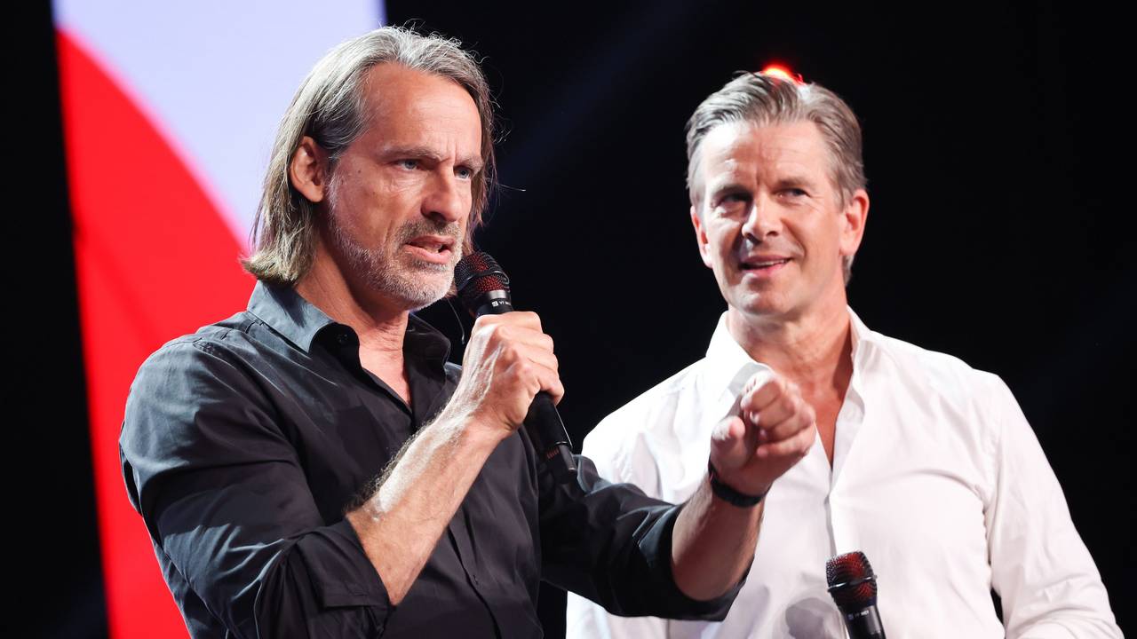 Markus Lanz (r), Moderator und Journalist, und Richard David Precht, Philosoph und Publizist, bei einem Gespräch auf einer Bühne der Digital-Messe Online Marketing Rockstars OMR in den Messehallen.