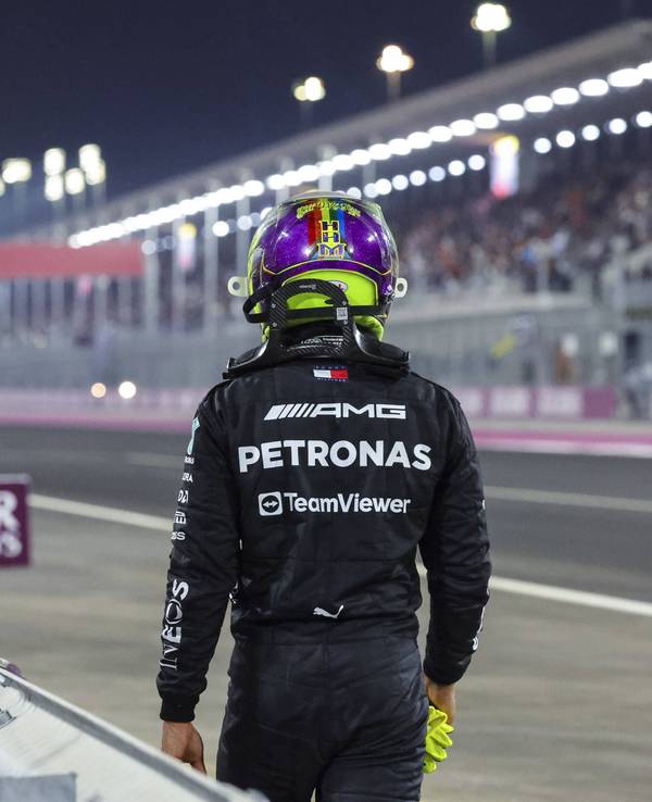 Lewis Hamilton geht beim Rennen der Formel 1 in Katar nach seinem Ausfall am Streckenrand entlang.