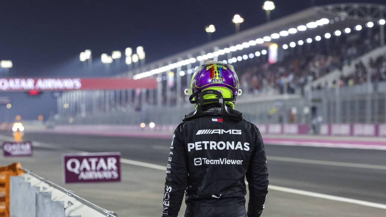Lewis Hamilton geht beim Rennen der Formel 1 in Katar nach seinem Ausfall am Streckenrand entlang.