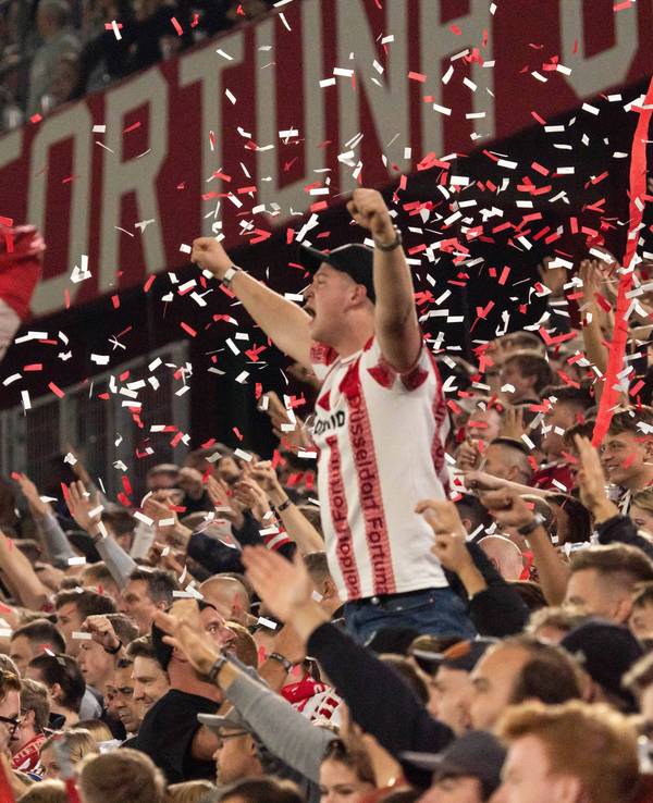 Die Fans von Fortuna Düsseldorf jubeln über ein Tor.