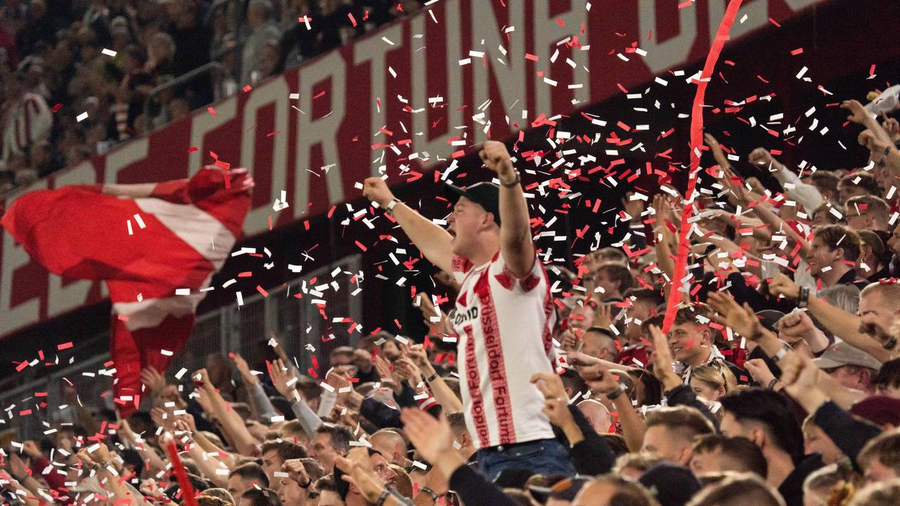 Die Fans von Fortuna Düsseldorf jubeln über ein Tor.