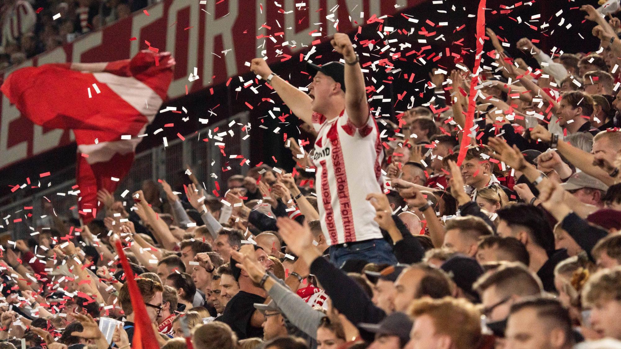 Die Fans von Fortuna Düsseldorf jubeln über ein Tor.