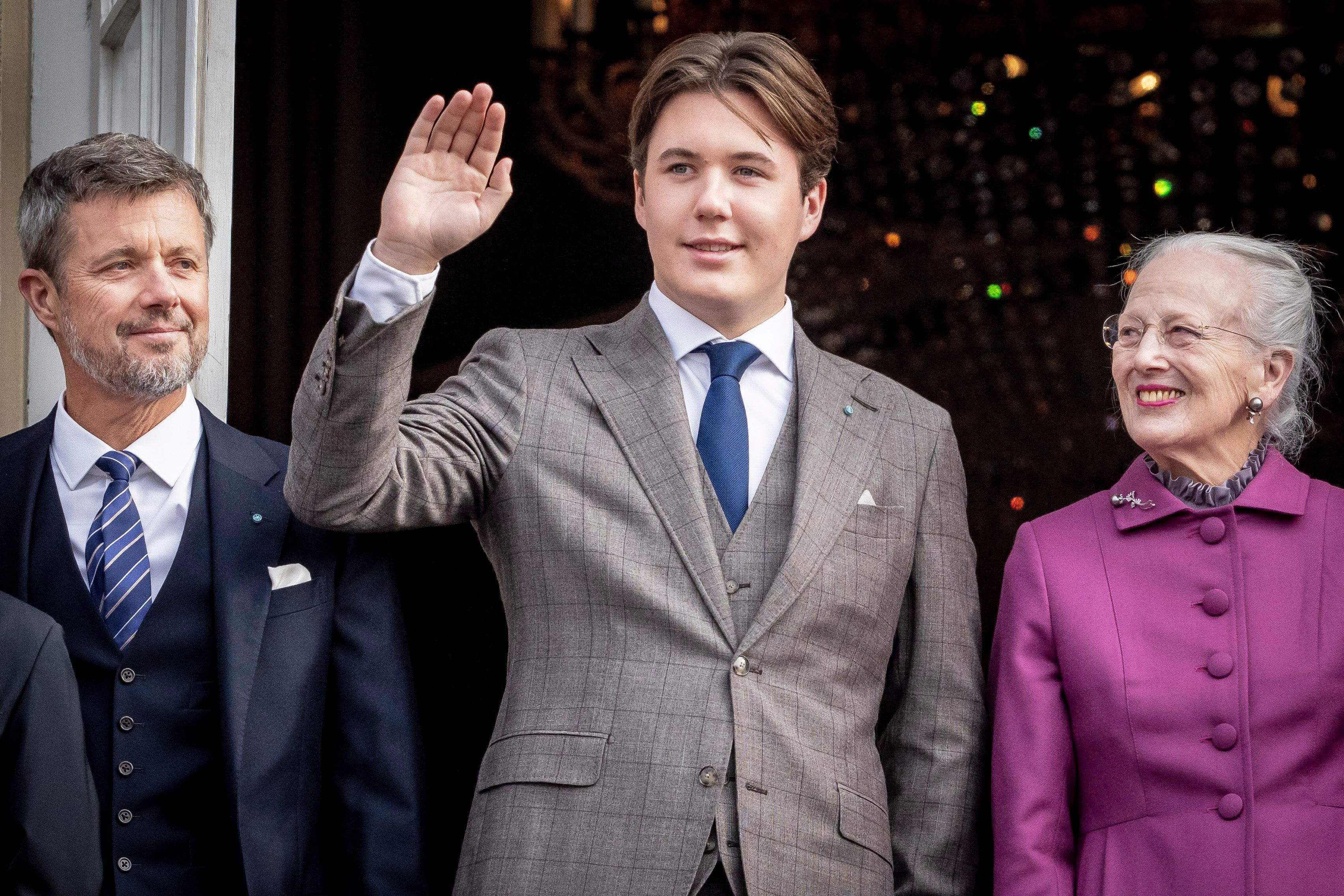 Prinz Christian (M) von Dänemark winkt an seinem 18. Geburtstag auf Schloss Amalienborg in Begleitung von Königin Margrethe (r) und Kronprinz Frederik (l) von Dänemärk.