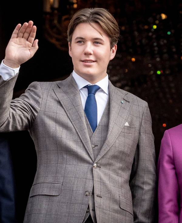 Prinz Christian (M) von Dänemark winkt an seinem 18. Geburtstag auf Schloss Amalienborg in Begleitung von Königin Margrethe (r) und Kronprinz Frederik (l) von Dänemärk.