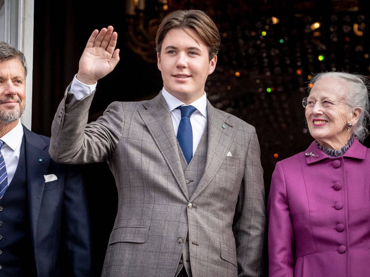 Prinz Christian (M) von Dänemark winkt an seinem 18. Geburtstag auf Schloss Amalienborg in Begleitung von Königin Margrethe (r) und Kronprinz Frederik (l) von Dänemärk.
