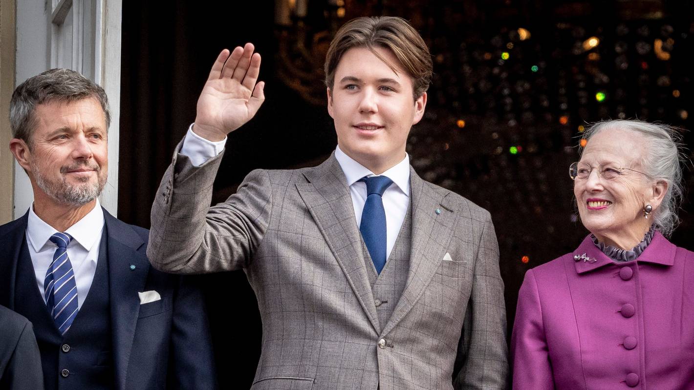 Prinz Christian (M) von Dänemark winkt an seinem 18. Geburtstag auf Schloss Amalienborg in Begleitung von Königin Margrethe (r) und Kronprinz Frederik (l) von Dänemärk.