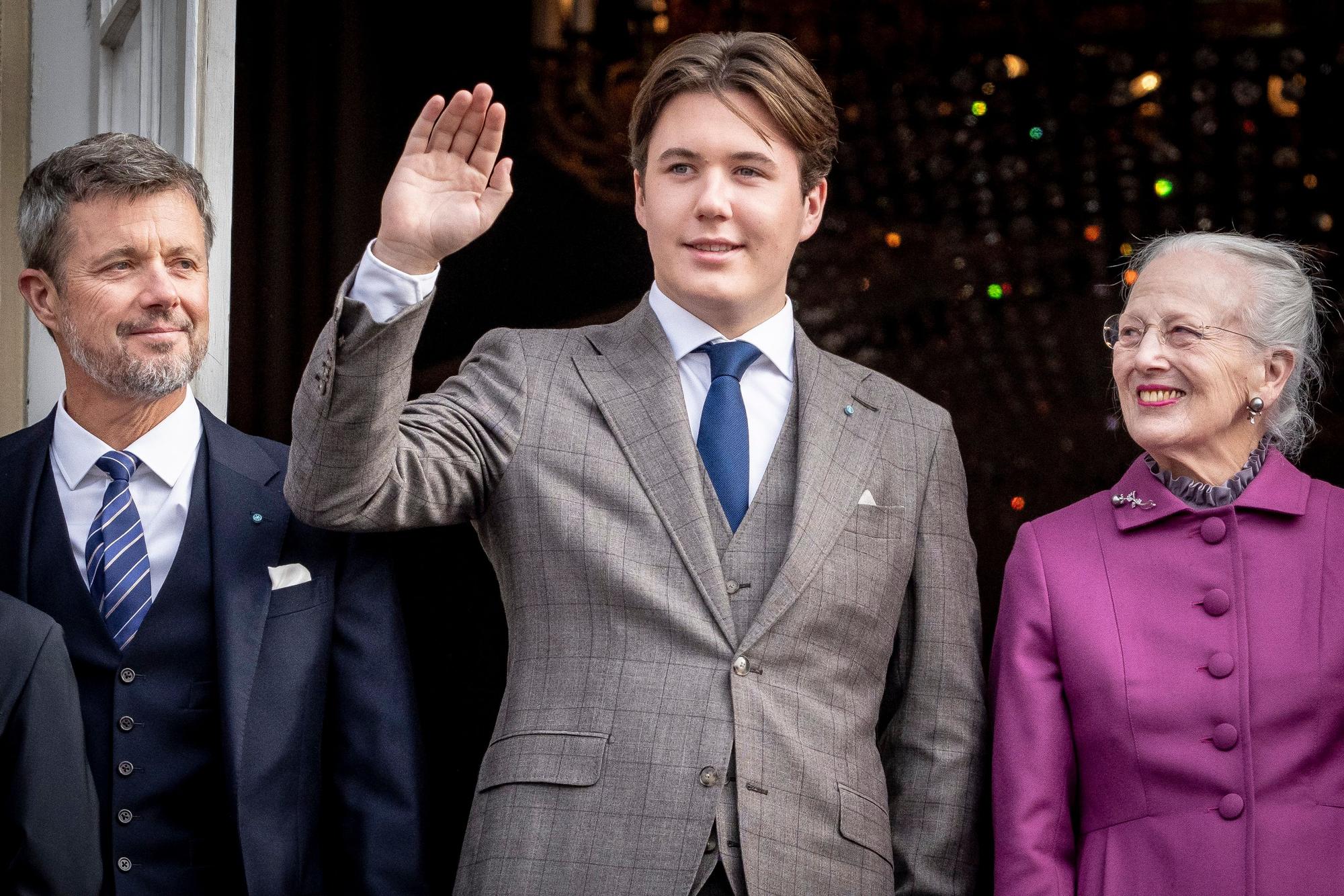 Prinz Christian (M) von Dänemark winkt an seinem 18. Geburtstag auf Schloss Amalienborg in Begleitung von Königin Margrethe (r) und Kronprinz Frederik (l) von Dänemärk.