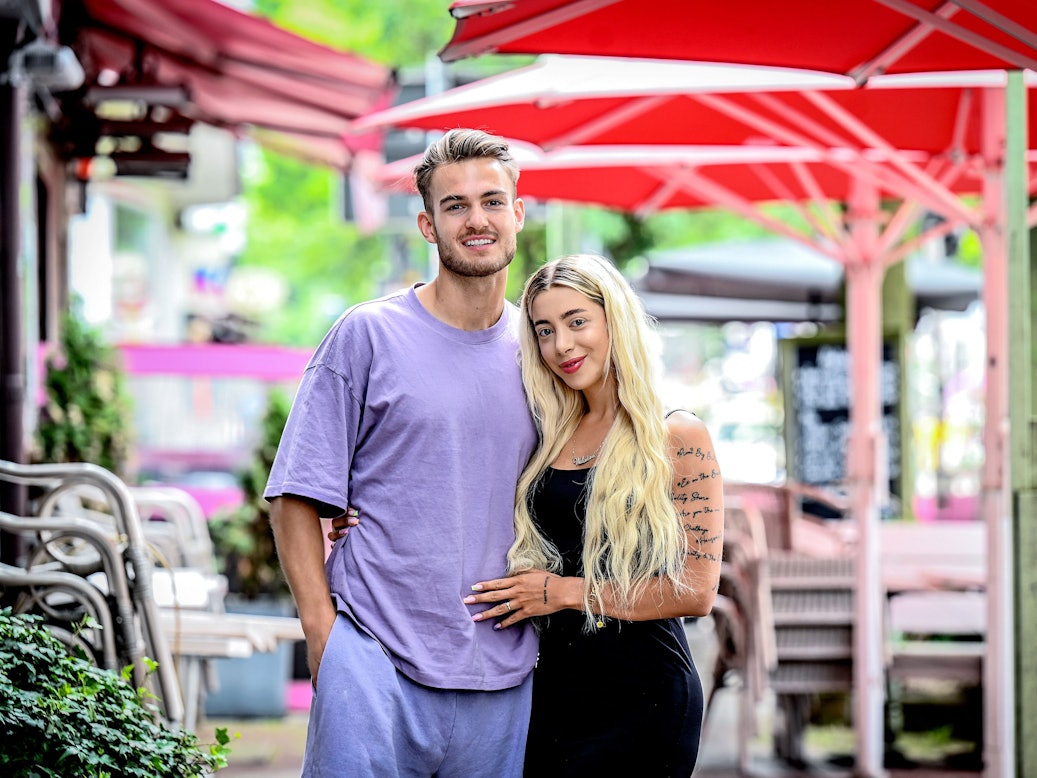 Walentina Doronina und Can Kaplan posieren gemeinsam.