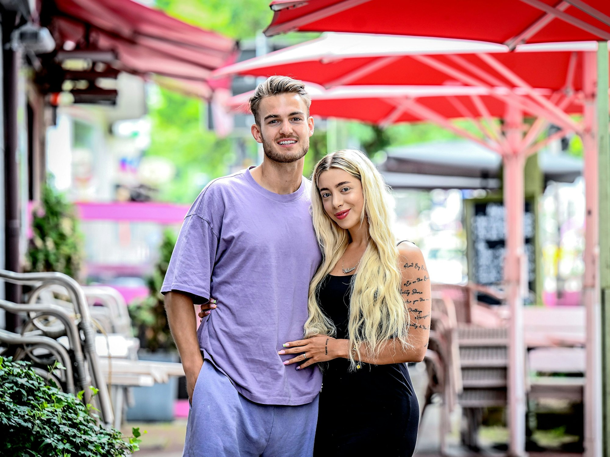 Walentina Doronina und Can Kaplan posieren gemeinsam.