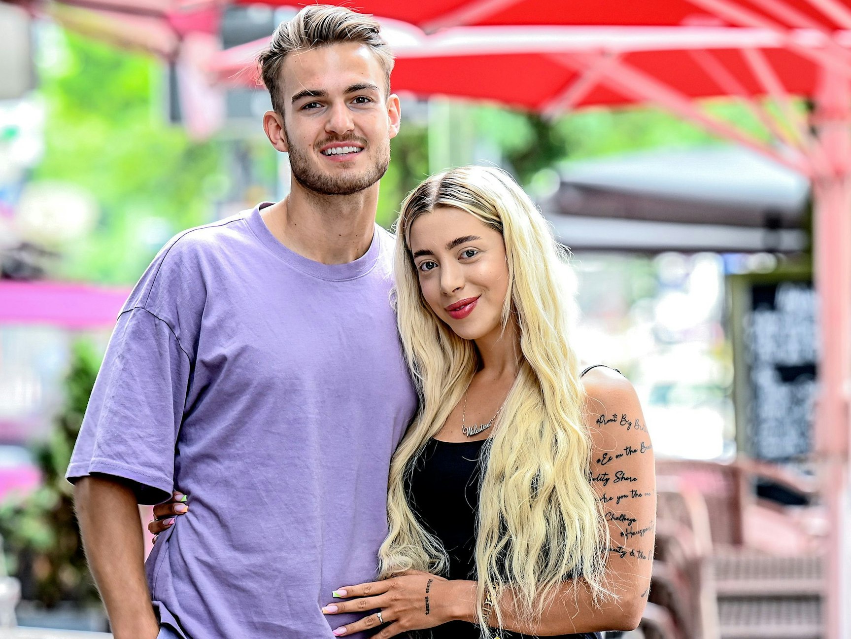 Walentina Doronina (hier im Juni 2023 mit Partner Can Kaplan) hat auffällige Tattoos auf ihrem Arm.