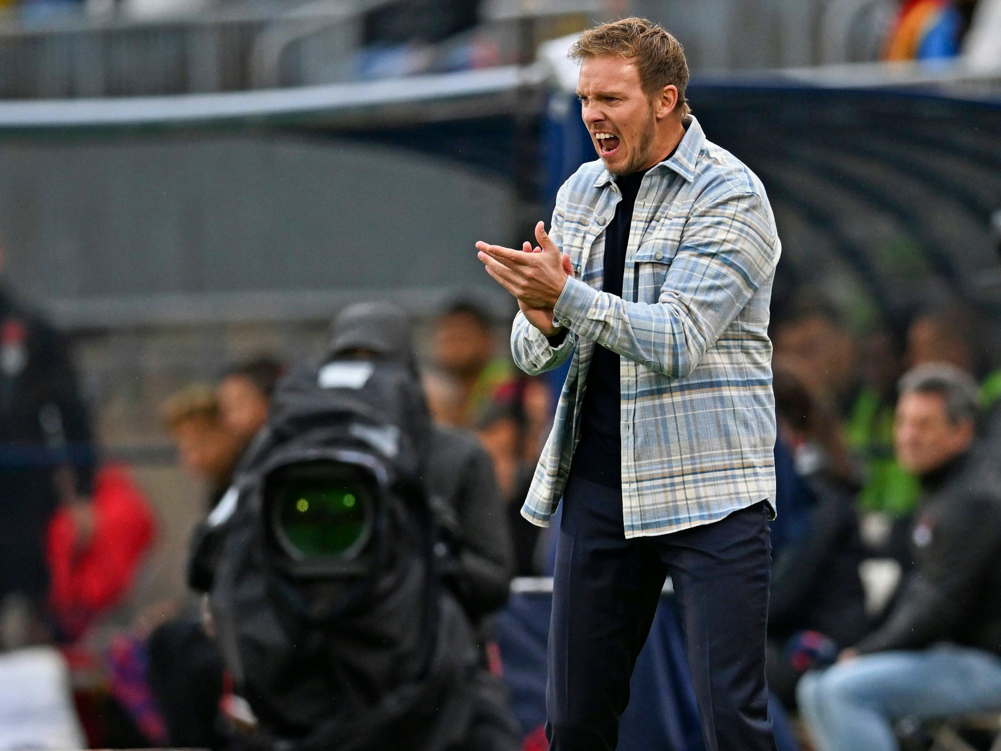 Julian Nagelsmann bejubelt eine Aktion seiner Mannschaft an der Seitenlinie.