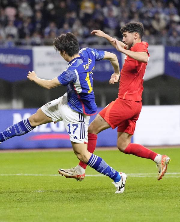 Ao Tanaka schießt beim Spiel zwischen Japan und Kanada aufs Tor.