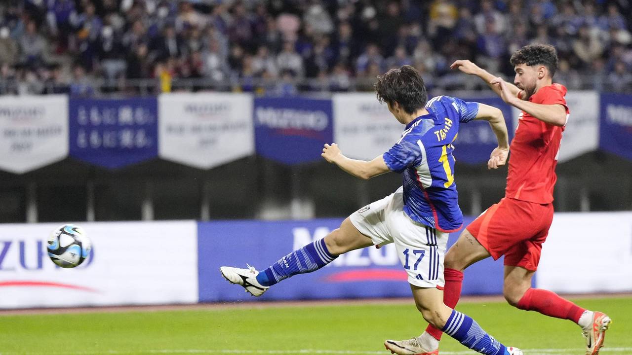 Ao Tanaka schießt beim Spiel zwischen Japan und Kanada aufs Tor.