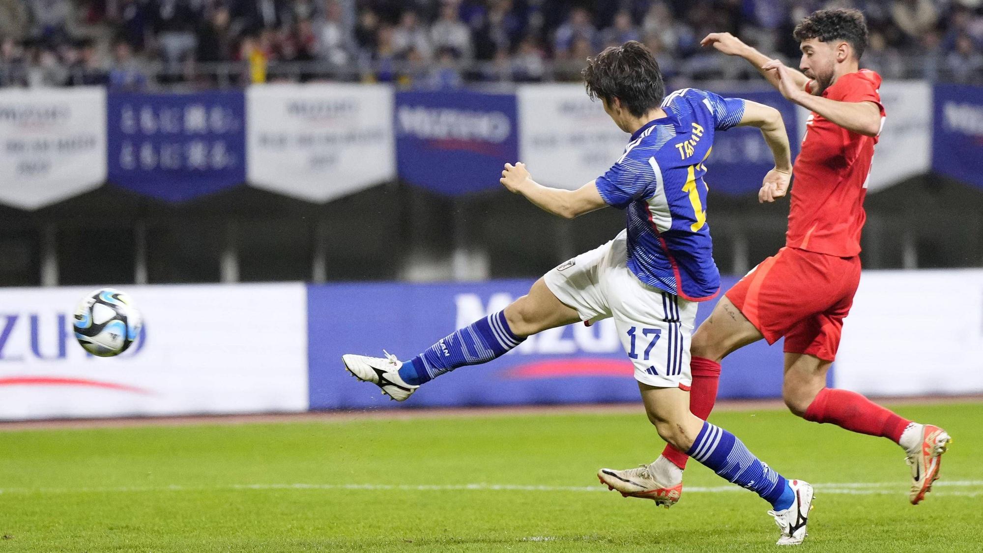 Ao Tanaka schießt beim Spiel zwischen Japan und Kanada aufs Tor.