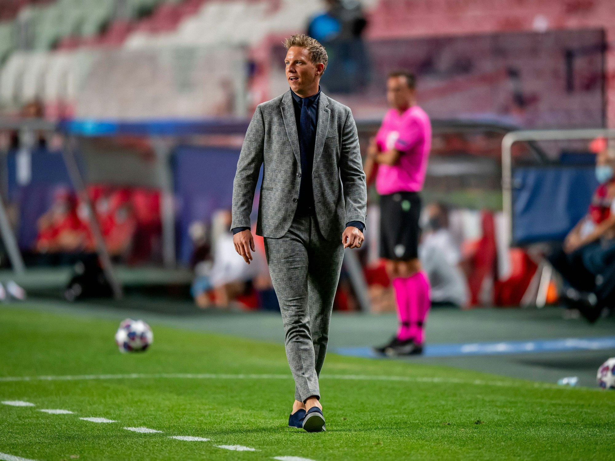 Julian Nagelsmann im Anzug an der Seitenlinie.