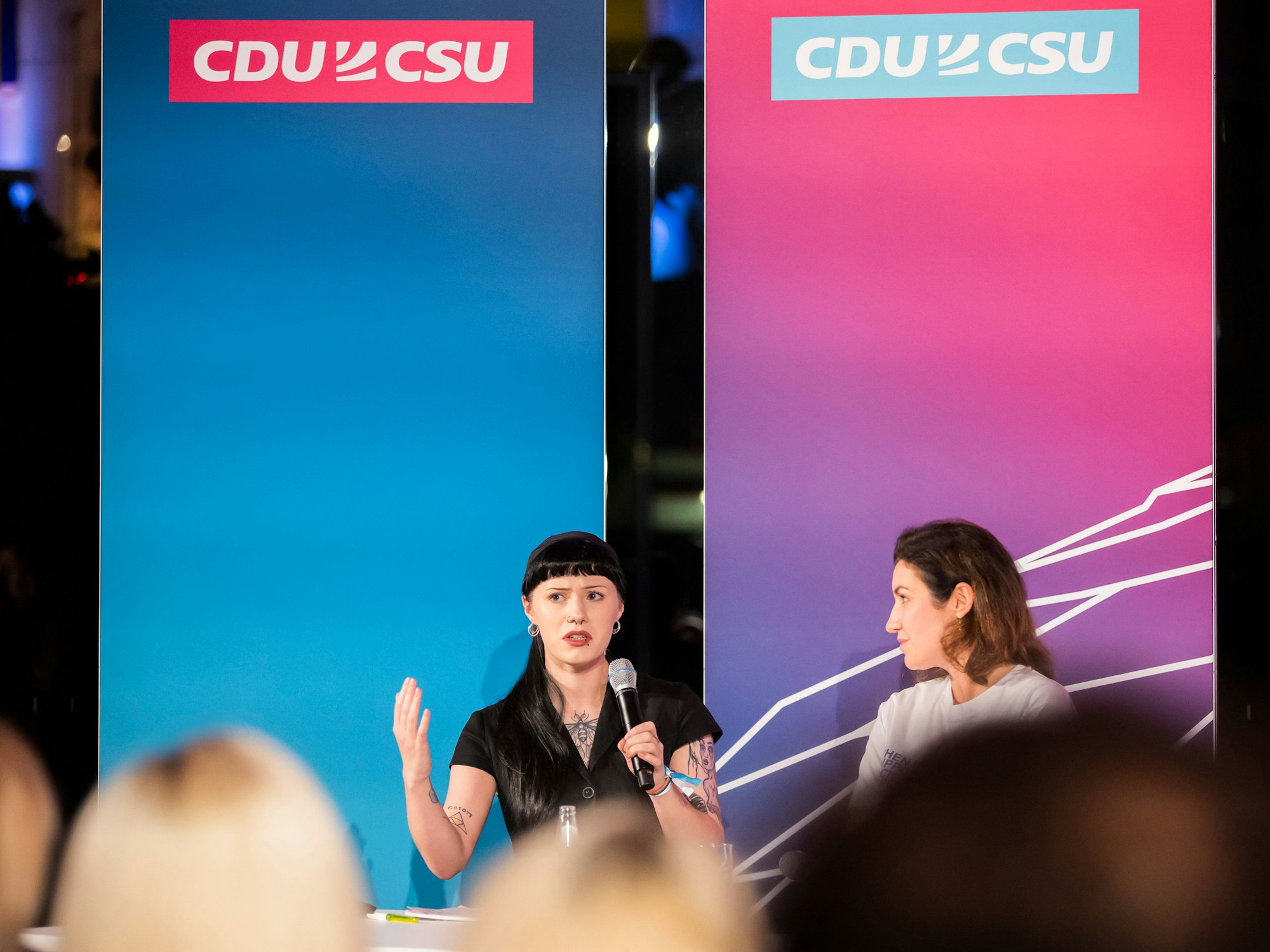 Shelby Lynn steht neben Dorothee Bär und spricht in ein Mikrofon.