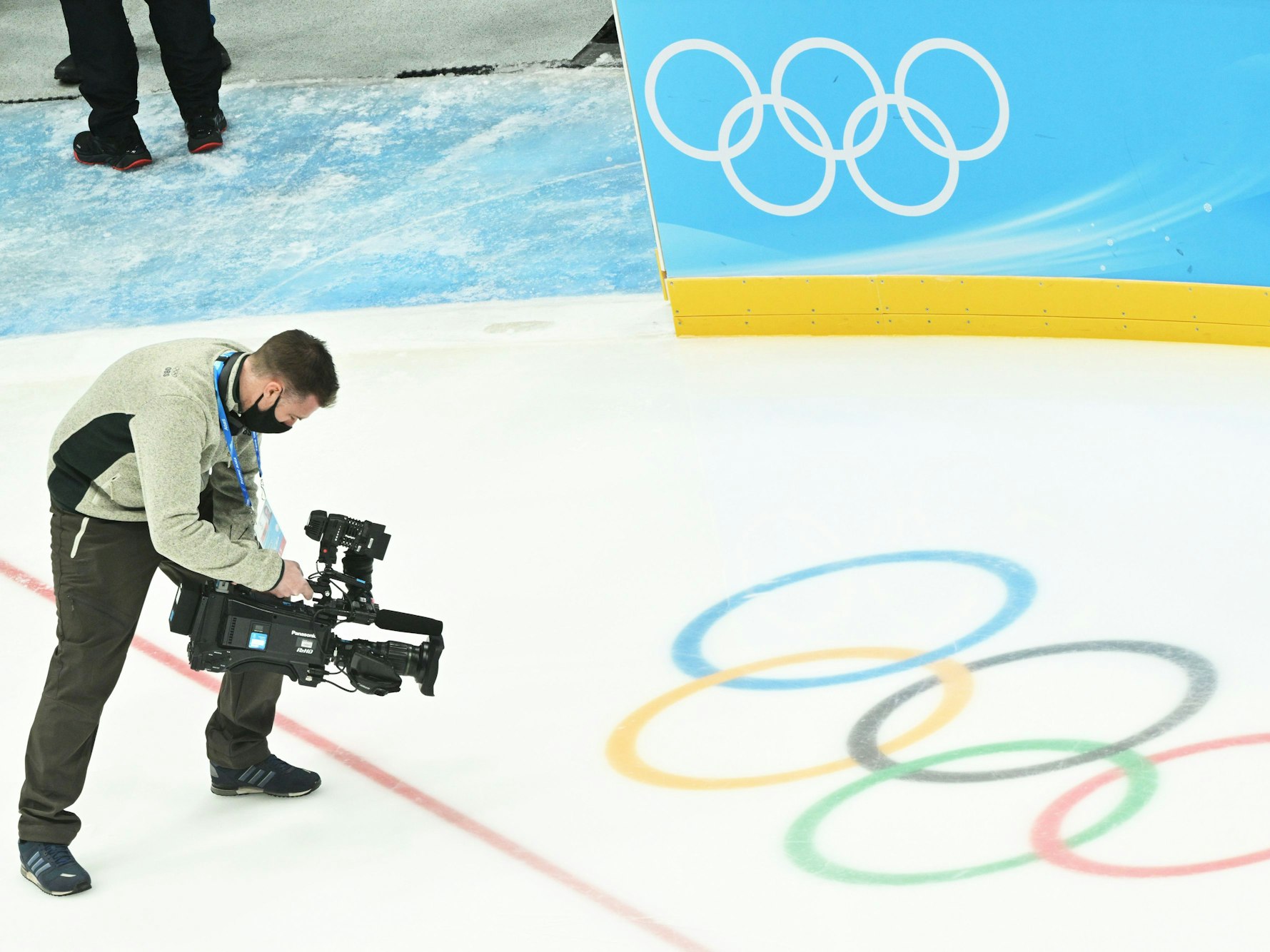 Ein Kameramann filmt die olympischen Ringe auf der Eisfläche im Nationalen Hallenstadion «The Fan».