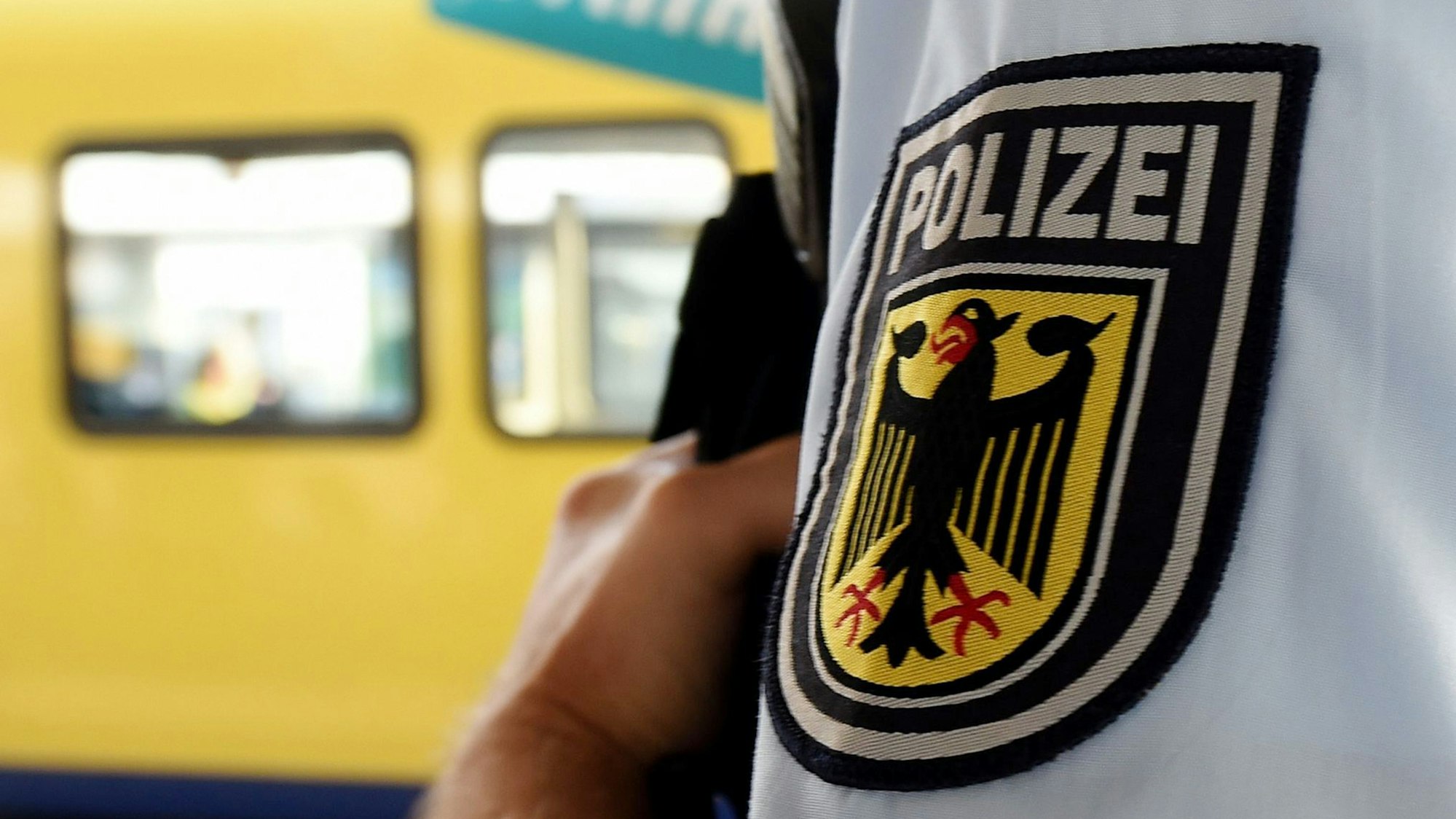 ILLUSTRATION - ARCHIV - Ein Beamter der Bundespolizei steht am 05.09.2014 auf einem Bahnsteig auf dem Hauptbahnhof in Hannover (Niedersachsen). Die Messerattacke einer 15-Jährigen auf einen Polizisten im Hauptbahnhof Hannover hat möglicherweise einen islamistischen Hintergrund gehabt. Foto: Holger Hollemann/dpa (zu dpa «Attacke auf Polizisten: Polizei prüft islamistischen Hintergrund» vom 03.03.2016) +++ dpa-Bildfunk +++