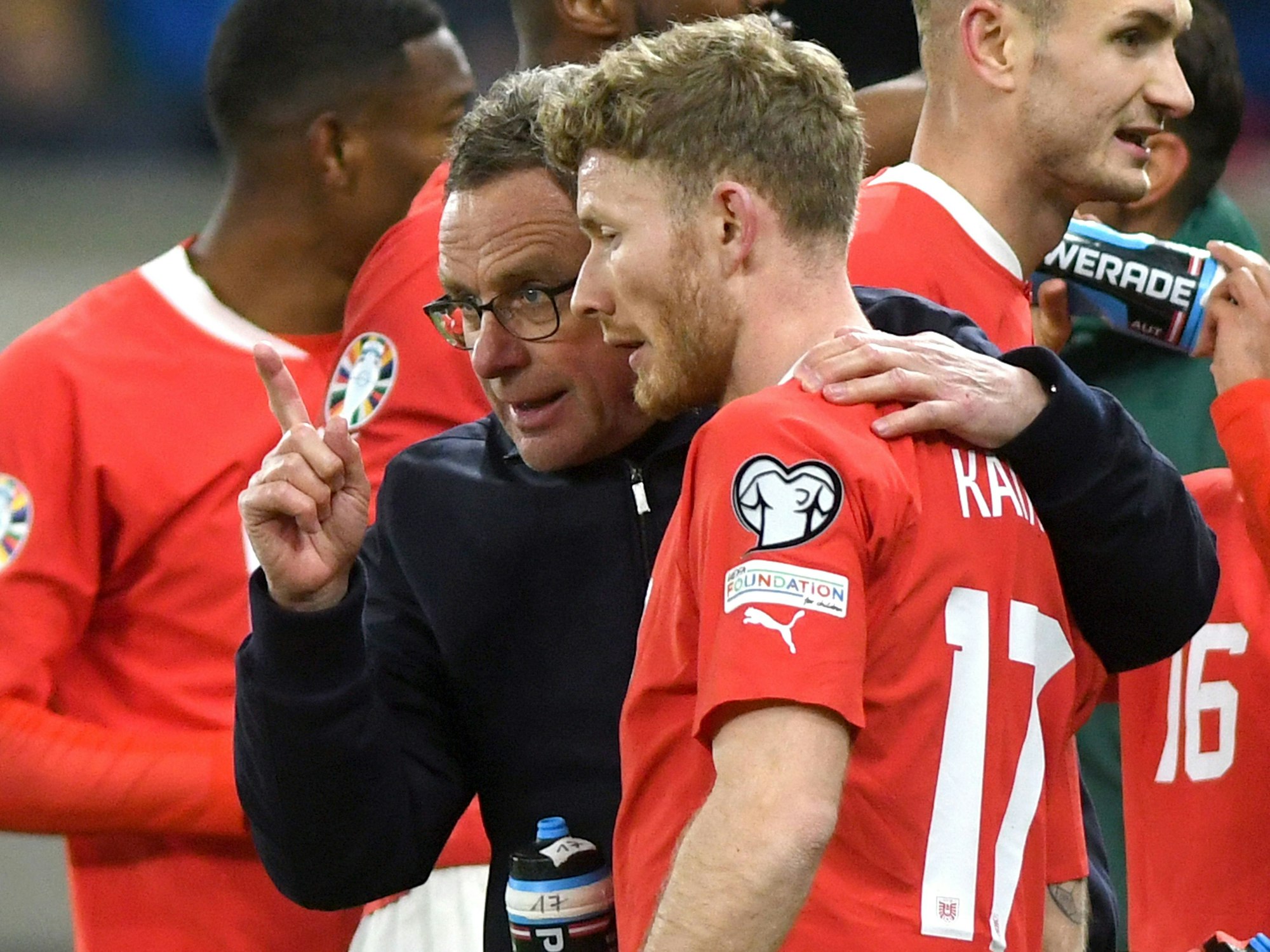 Ralf Rangnick spricht am Spielfeldrand mit Florian Kainz.