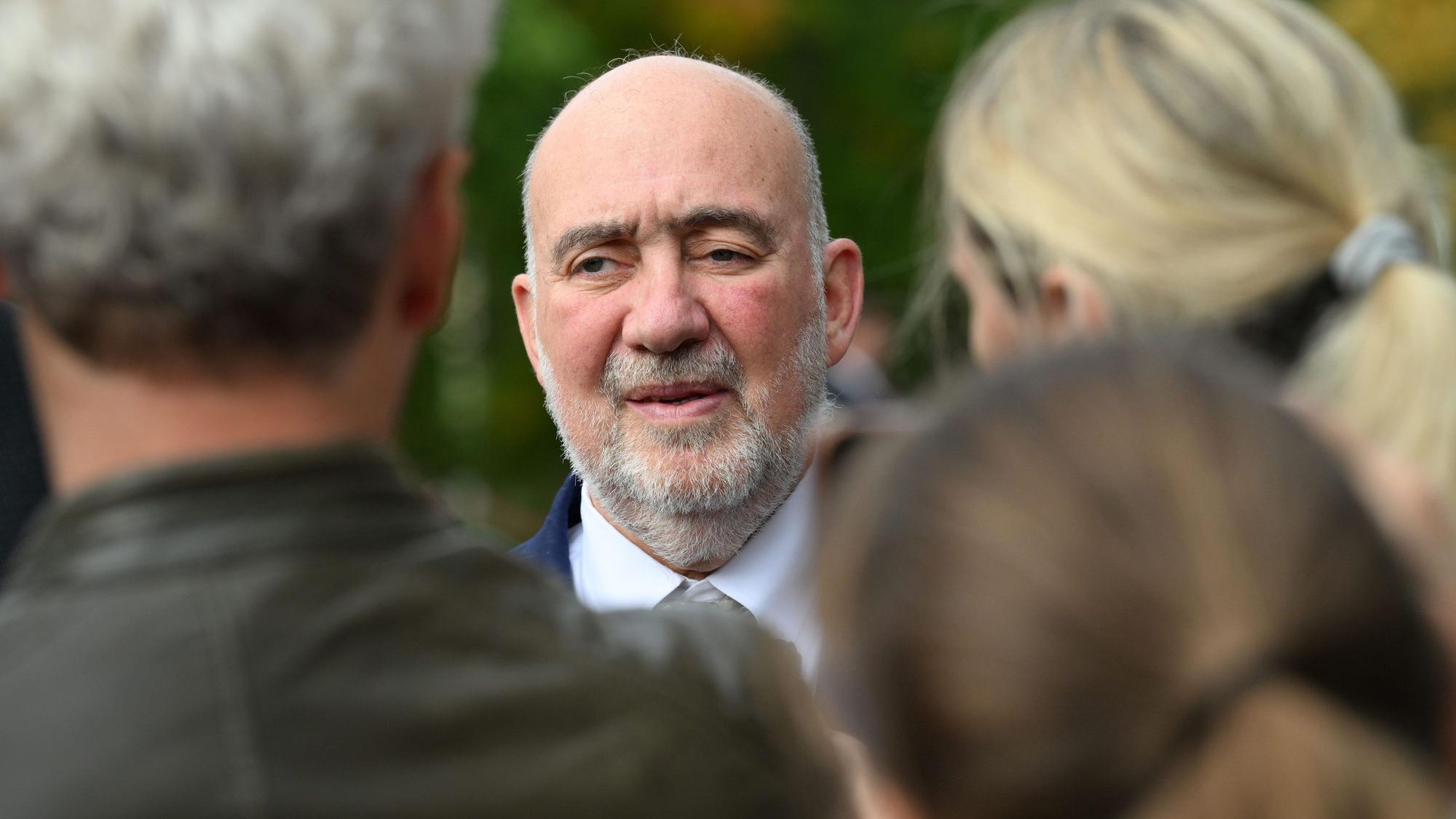 Ron Prosor (Mitte), Botschafter von Israel in Deutschland, gibt Mitte Oktober 2023vor dem Kongresshotel am Luftschiffhafen in Potsdam ein gemeinsames Statement mit Brandenburgs Ministerpräsident Woidke.