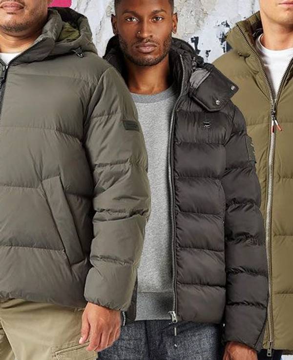 Auf dem Bild sind drei Models mit jeweils unterschiedlichen Herren Daunenjacken zu sehen.