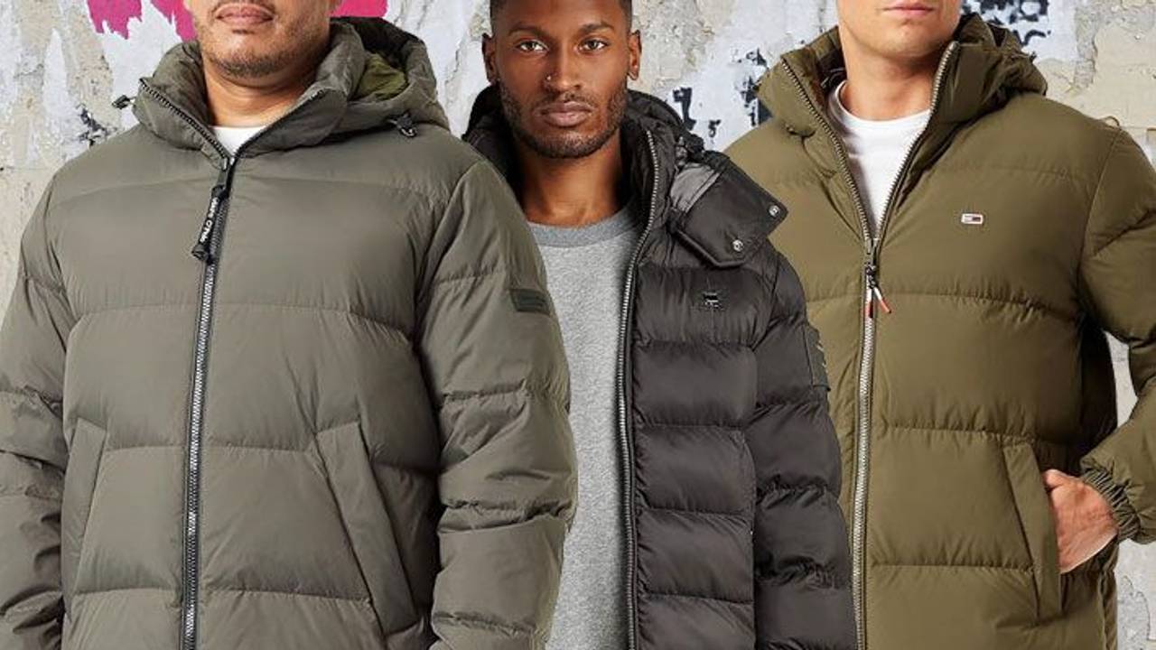Auf dem Bild sind drei Models mit jeweils unterschiedlichen Herren Daunenjacken zu sehen.