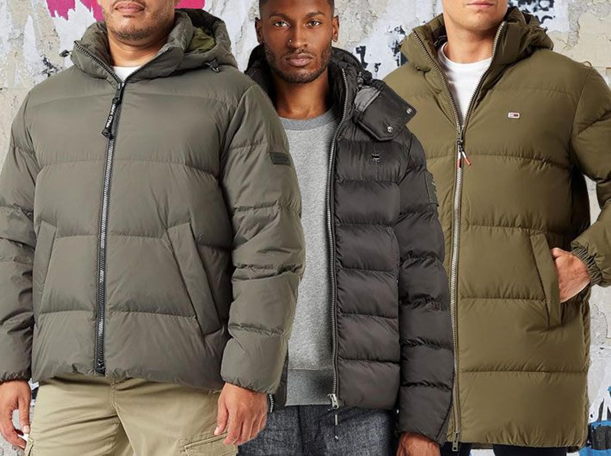 Auf dem Bild sind drei Models mit jeweils unterschiedlichen Herren Daunenjacken zu sehen.