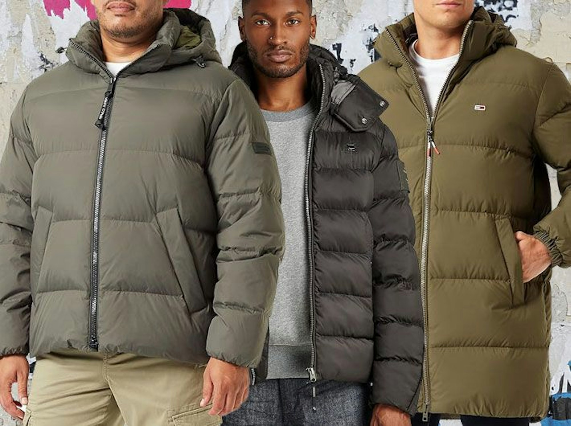 Auf dem Bild sind drei Models mit jeweils unterschiedlichen Herren Daunenjacken zu sehen.