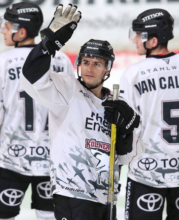 Glückliche Gesichter nach dem 6:3-Sieg in Iserlohn: Maximilian Kammerer (Kölner Haie) bedankt sich bei den mitgereisten KEC-Fans.