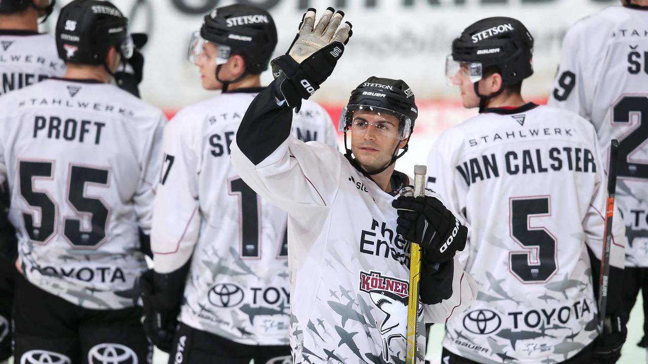Glückliche Gesichter nach dem 6:3-Sieg in Iserlohn: Maximilian Kammerer (Kölner Haie) bedankt sich bei den mitgereisten KEC-Fans.