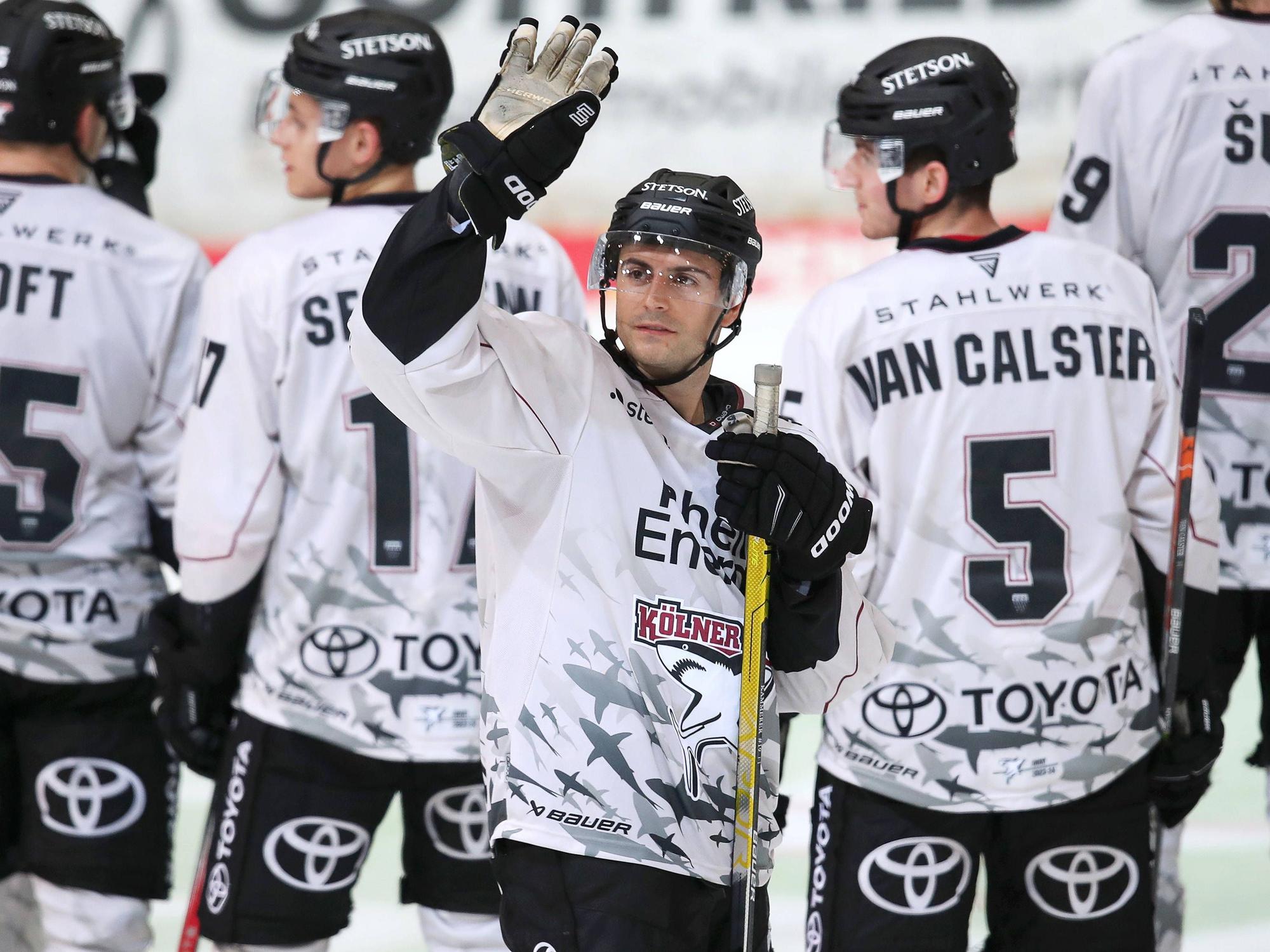 Glückliche Gesichter nach dem 6:3-Sieg in Iserlohn: Maximilian Kammerer (Kölner Haie) bedankt sich bei den mitgereisten KEC-Fans.