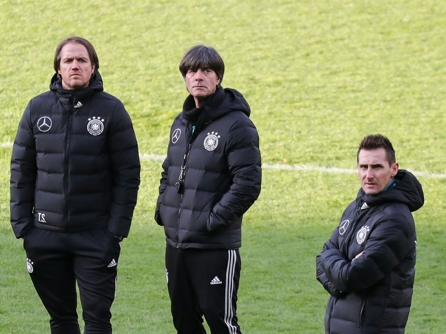 Joachim Löw steht vor einem Testspiel gegen Brasilien mit seinen Assistenten Thomas Schneider und Miroslav Klose auf dem Rasen.