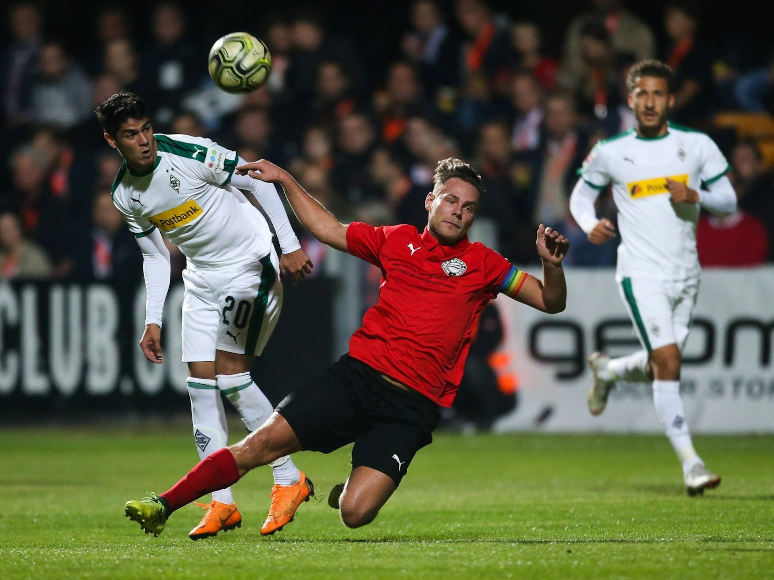 Julio Villalba und Philipp Dimov im Zweikampf.