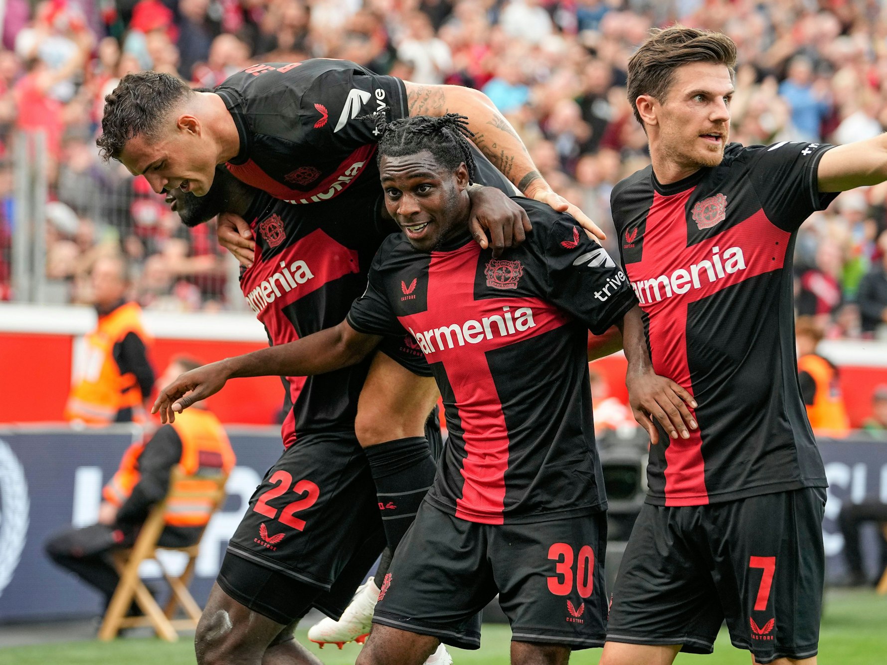Die Leverkusener Jeremie Frimpong (M), Granit Xhaka (oben) und Jonas Hofmann (l) jubeln über ein Tor gegen Köln.