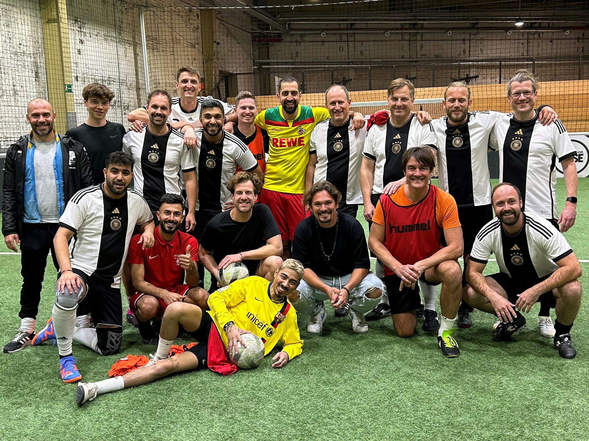 Mannschaftsfoto der Komiker-Nationalmannschaft in Mülheim.