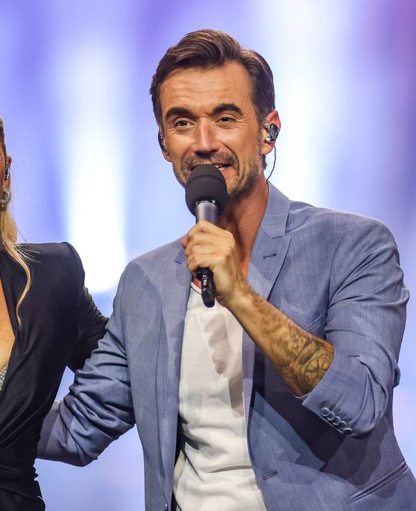 Helene Fischer steht in der Show „Das große Schlagercomeback“ gemeinsam mit dem Moderator Florian Silbereisen auf der Bühne.